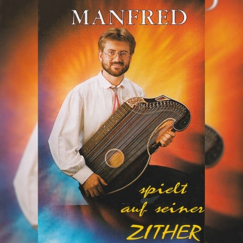 Manfred spielt auf seiner Zither